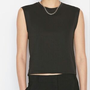 Le High Rise Muscle Tee in Noir